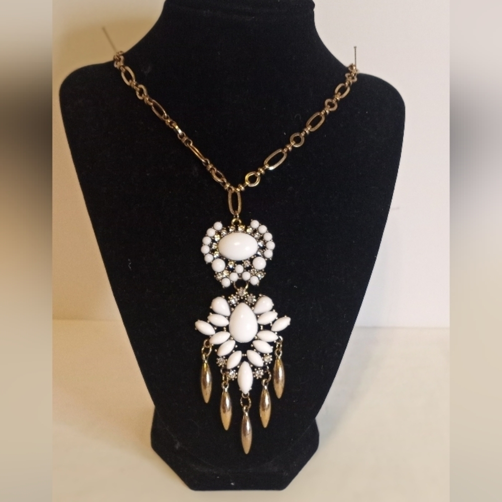 18 in white / gold beads & rhinestones gold toned metal  necklace NWOT - Picture 2 of 3